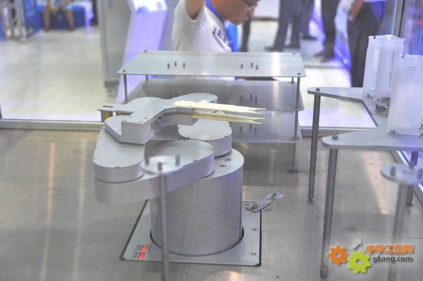 奥芯明半导体设备申请固晶设备及其工作方法专利提升机械臂将晶片放置在基板上的精确度(图1)